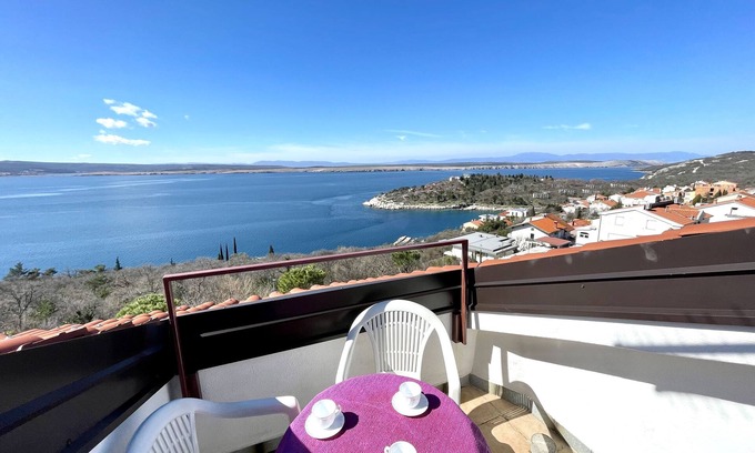 Dramalj Apartment | Seaside Studio Apartment with Kitchen and Breakfast Options
