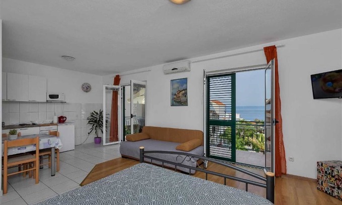 Zelenka Apartment | Idyllic Studio Apartment with Sea View and Family Amenities