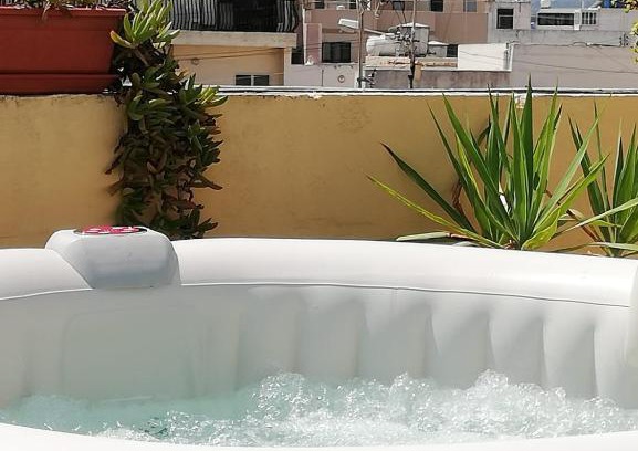 Mosta Apartment | Relaxing Studio Apartment with Jacuzzi & Ocean Views