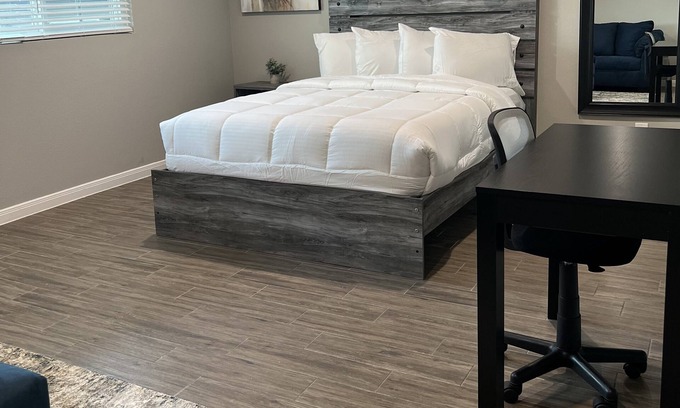 Montrose Apartment | Cozy Studio Apt @Montrose - Remote Work Haven Near Downtown