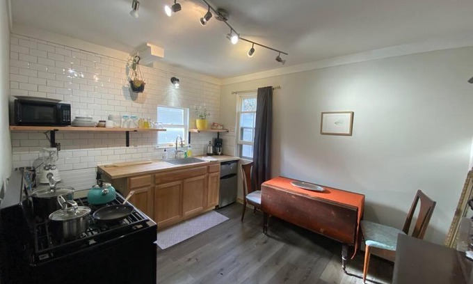 Kingston Apartment | Ideal Studio Apartment with Garden and Pet-Friendly Perks