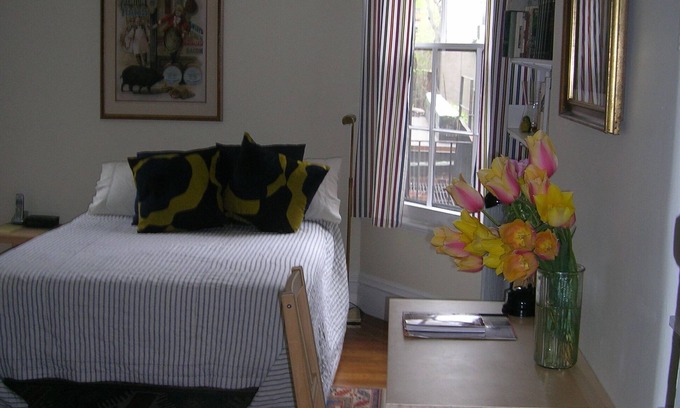 Beacon Hill Apartment | Cozy Studio with Kitchenette in Beacon Hill Townhouse