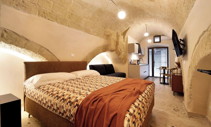 Mola di Bari Apartment | Studio 'Aria Di Sale' with Wi-Fi and Air Conditioning