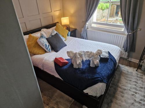 Fulwell and Hampton Hill Apartment | Cozy 1-Bed Studio with Kitchen, Parking & Pet-Friendly Stay