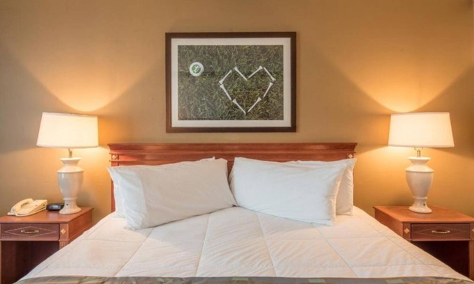 Cheat Lake Apartment | Relaxing Studio at Lakeview Golf Resort with Indoor Pool