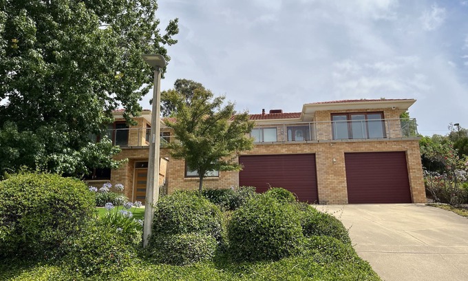 Pearce House | Cozy Studio at Mount Taylor with Pool and Breakfast Included