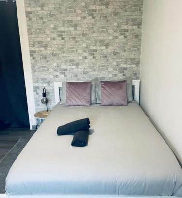 Beauvais Apartment | Tranquil Studio Retreat - Ideal for Families and Relaxation
