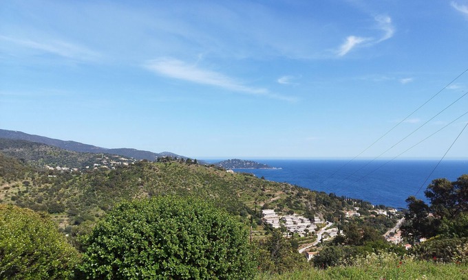 Le Lavandou Apartment | Tranquil Studio with Breathtaking Views for Families