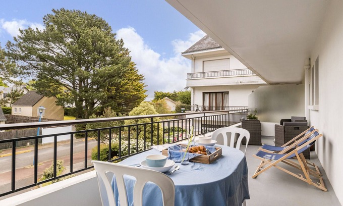 Quimiac Apartment | Oceanfront Gite Mesquer: Cozy Studio for 2 with Spa
