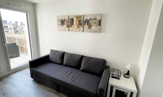 Puilboreau Apartment | Cozy Studio with Balcony and Ocean View Amenities