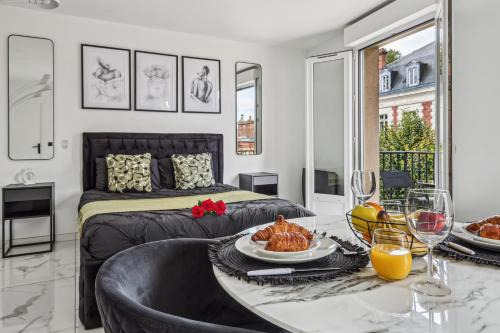 Dammarie Les Lys Apartment | Indulgent Dammarie-les-Lys Studio with Inviting Hot Tub