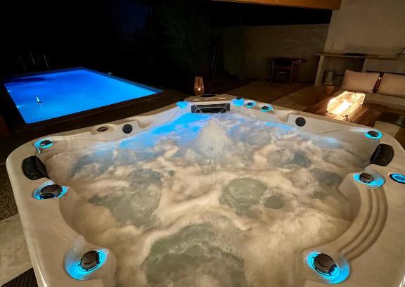 Lorgues Villa | Relax in a Studio with Hot Tub and Pool - 9.4/10 Rating