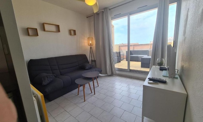 Cadereau Apartment | Pet-Friendly Studio with Terrace near City Center