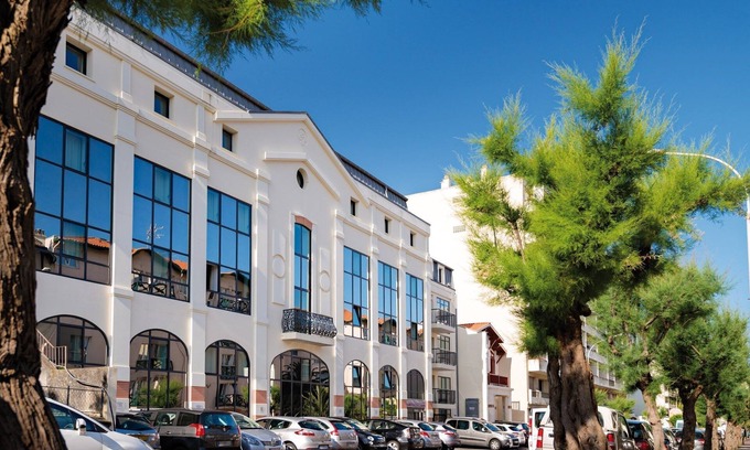 Biarritz Apartment | Exceptional Studio with Free Wi-Fi and Hot Tub Access