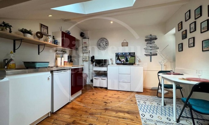 La Gare Apartment | Convenient Studio on Avenue de la République with Kitchen
