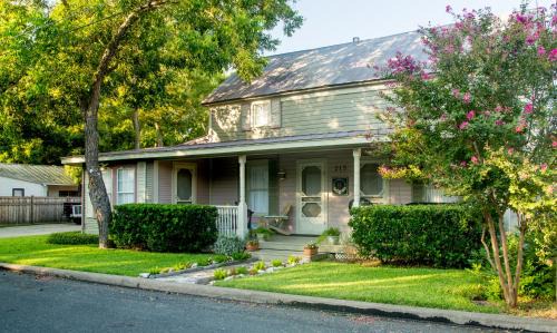Fredericksburg House | Elegant Studio B Guest House - Rated 9.8/10 with Dining