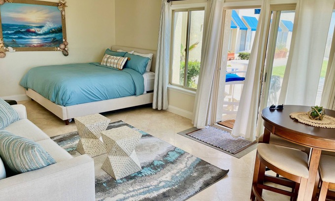 Huntington Beach Condo | Beachside Studio Condo with Pool and Ocean Views