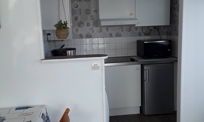 Ouistreham Apartment | Ideal Studio Beau Rivage, Steps from the Beach & Family-Friendly