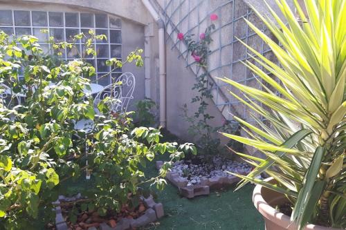 Vitrolles Apartment | Discover Studio Blue House: Family-Friendly Getaway