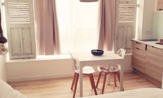 Le Creusot Apartment | Guest Rated 10/10: Studio Bohème with Kitchen & Breakfast