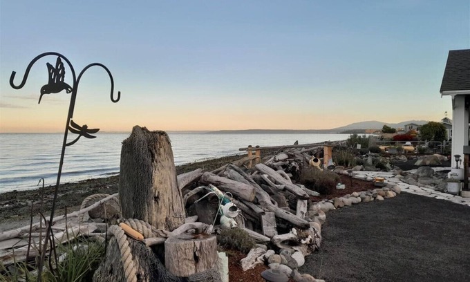Sequim House | Cozy Studio By The Sea - Beachfront Cottage with Ocean View