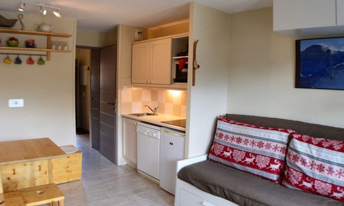 Avoriaz Apartment | Charming Studio Cabin for 4 with Lake View & Spa Amenities