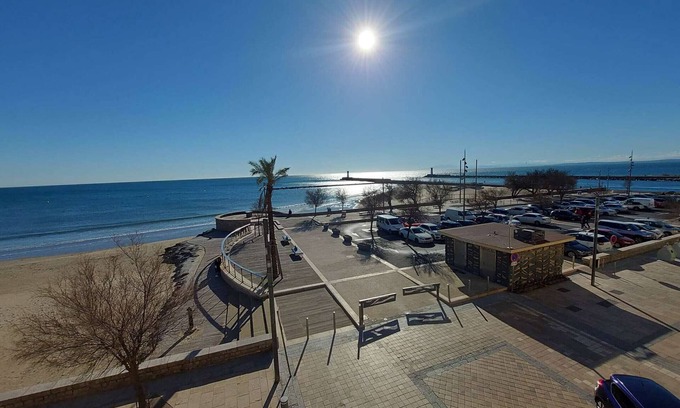 Le Grau-dʼAgde Apartment | Cozy Studio Le Grau d'Agde with Oceanfront Amenities