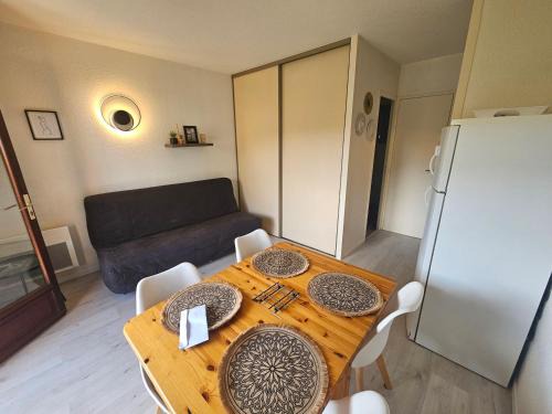 Saint-Palais-sur-Mer Apartment | Charming Studio Cabine in Central Saint-Palais with Terrace