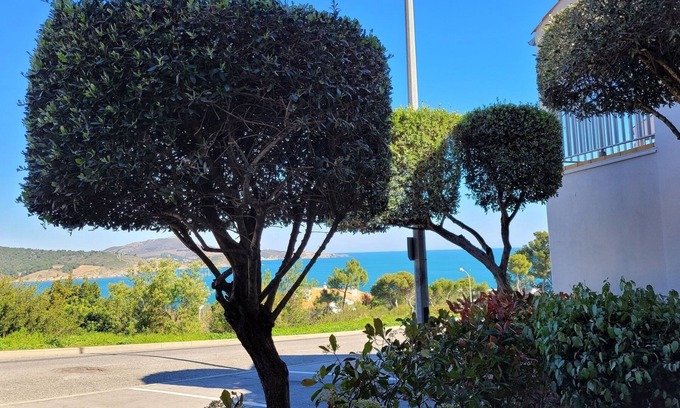 Banyuls-sur-Mer Apartment | Oceanfront Studio Cabin with Pool and Sea View Amenities