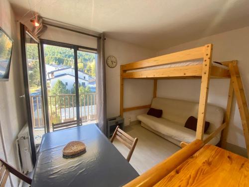 Les Angles Apartment | Inviting Studio Cabine with Mountain Views and Parking