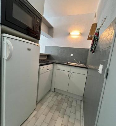 Le Grau-Du-Roi Apartment | Cozy Studio Cabin for 4 with Terrace and Parking Spot