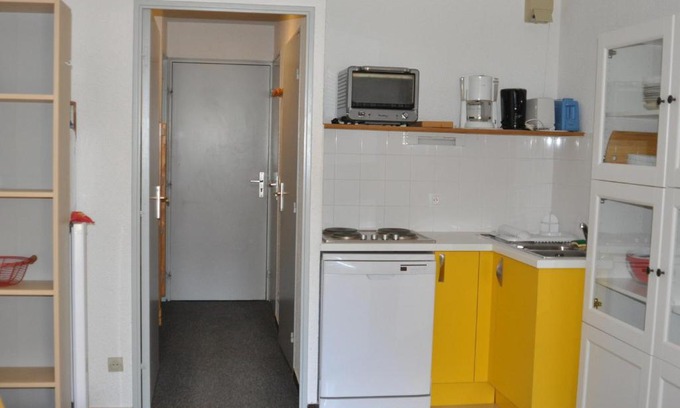 Le Pleynet Apartment | Cozy Studio Cabine with Balcony and Ski Access Near Pistes
