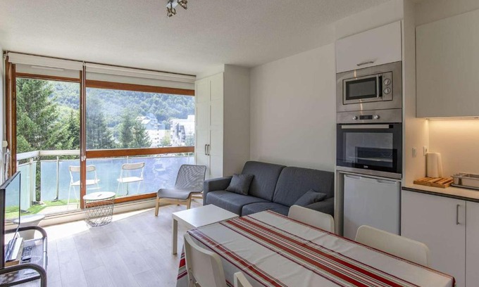 Eaux-Bonnes Apartment | Cozy Studio Cabin for 6 near Slopes with Mountain Views