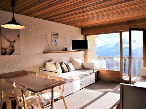 Auris Apartment | Cozy Studio Cabin at Auris en Oisans with Mountain Views