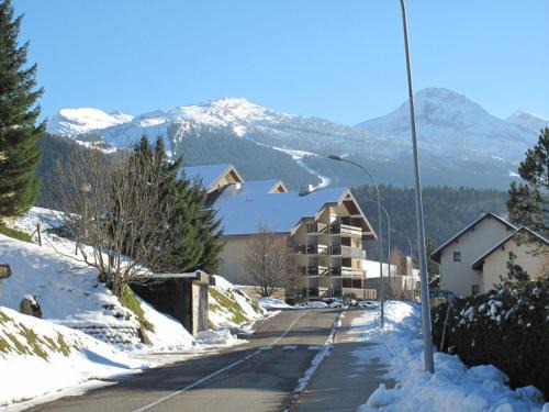 Villard-de-Lans Apartment | Cozy Studio Cabine with Balcony Near Center & Ski Lifts