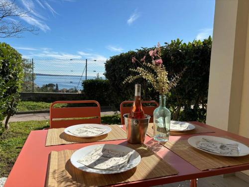 La Croix des Gardes Apartment | Family-Friendly Studio Apartment with Pool in Cannes la Bocca
