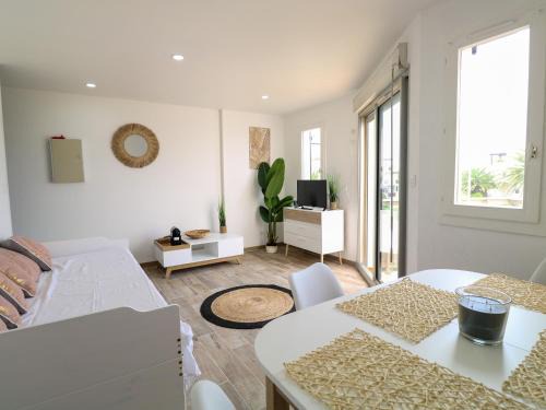 Saint-Cyprien Plage Apartment | Beachfront Studio Cabins with Pool and Sea Views in St-Cyprien