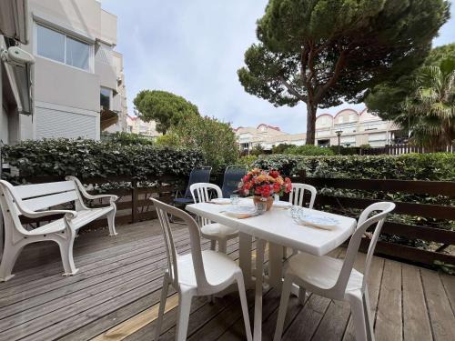 Port Rive Gauche Apartment | Elegant Studio Cabine with Terrace & Pool Near Gruissan Beach