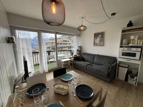 Auris Apartment | Cozy Studio Cabine with Mountain Views and Sunny Balcony