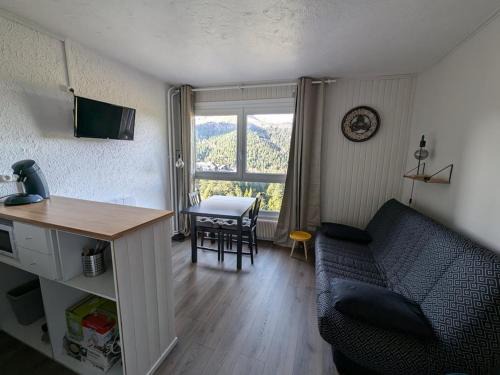 Laveissiere Apartment | Studio cabine rénové avec vue sur le centre, WiFi et animaux acceptés - FR-1-787-117