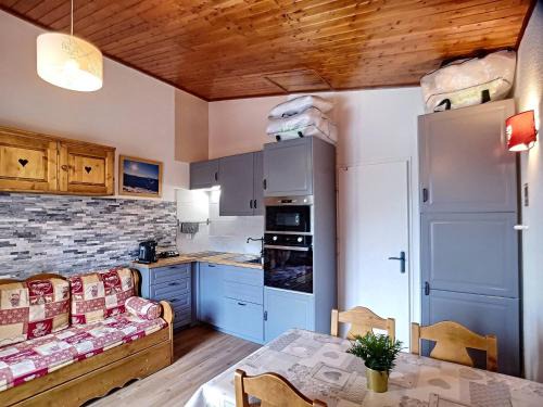 Les Bruyeres Apartment | Cozy Studio Cabin with Mountain View, Ski-in Access