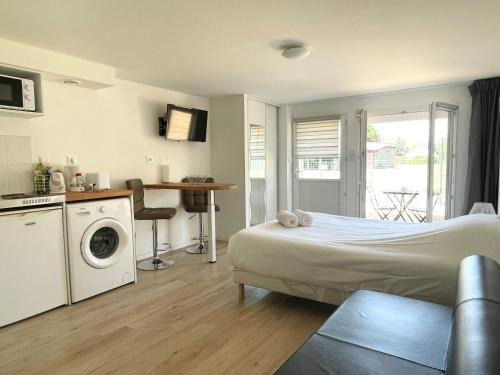 Fondettes Apartment | Tranquil Studio: Countryside Escape Near the City
