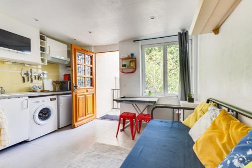 Palaiseau Apartment | Cozy Studio Near Paris with Private Terrace & Hot Tub