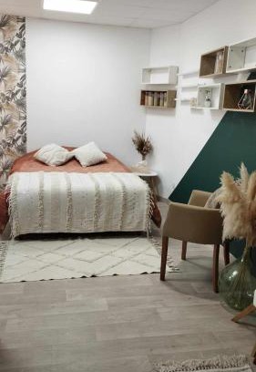 Chazelles-sur-Lyon Bed & Breakfast | Budget-Friendly Studio RDC: Pet and Child Friendly Stay