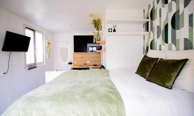 Porte-Dauphine Apartment | Trendy Studio Chic 16è with Kitchen and Pet-Friendly Options