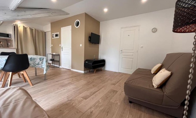 Faubourg-Raines Apartment | Pet-Friendly Studio in Gastronomic City - Rated 8/10