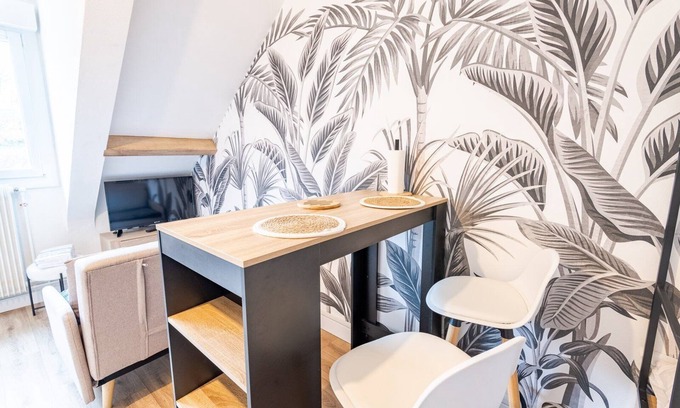 Nazelles-Negron Apartment | Cozy Studio Retreat for Two with Spa and Breakfast