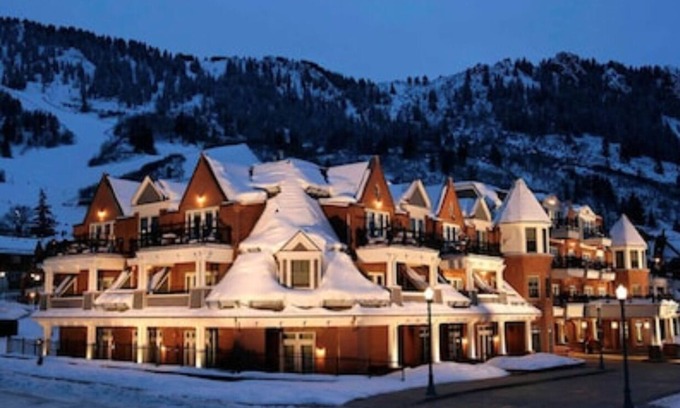 Aspen Apartment | Ideal Studio Condo with Pool in Aspen's Heart