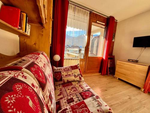 Samoens Apartment | Cozy Studio with Balcony in Central Samoëns, Steps from Ski