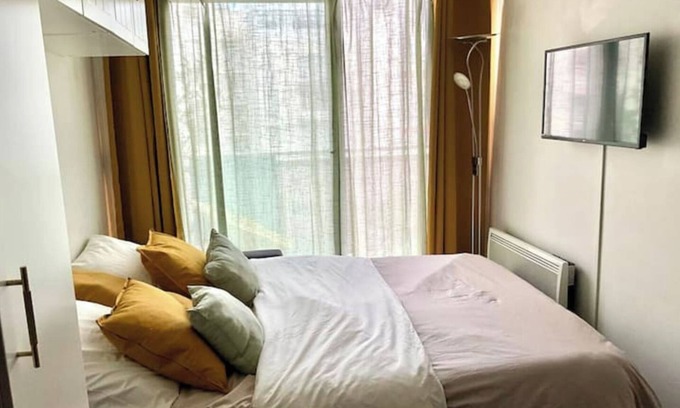 Puteaux Apartment | Cozy Studio Retreat in Puteaux La Défense with Spa & Breakfast